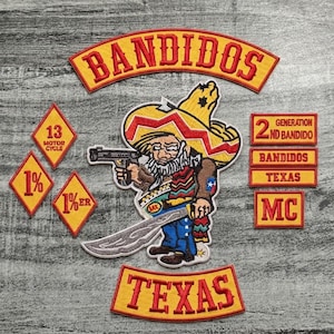Puede incluir: Un conjunto de parches bordados con un diseño central de un hombre barbudo con un sombrero que sostiene una pistola y una espada. Los parches incluyen la palabra "BANDIDOS", "TEXAS" y "MC". Parches adicionales muestran "1%" y "13 MOTOR CYCLE".