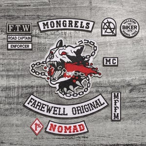 Op de afbeelding: Een verzameling geborduurde patches met verschillende ontwerpen en tekst. De patches bevatten een grommende hondenkop, het woord "MONGRELS" en zinnen als "FAREWELL ORIGINAL" en "NOMAD". Het kleurenschema is voornamelijk zwart, wit en rood.