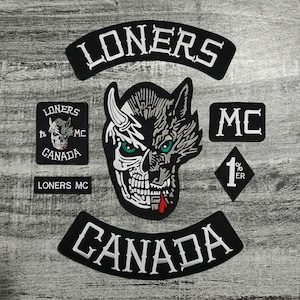 Puede incluir: Un conjunto de parches bordados en blanco y negro. Los parches presentan las palabras "LONERS" y "CANADA". El parche central tiene un diseño híbrido de lobo-calavera con ojos verdes. Otros parches incluyen "MC" y "1% ER".