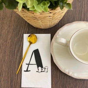Un alfabeto, una festa, una decorazione, un tovagliolo