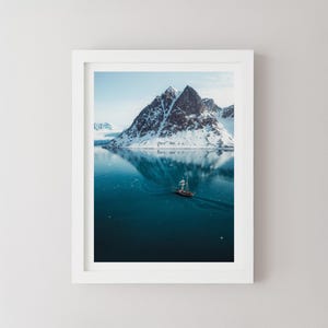 Spitzbergen Segeln Druck | Kunst Nordlichter Ozean | Polar Landschaft Poster | Eis Berg Fotografie | Nordisches Schiff Dekor von Giulio Groebert