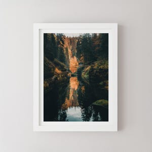 Tschechische Republik Herbst Poster | Czechia Cabin Art Print, Hrensko Store Aesthetic Print, Edmunds Gorge Landschaftsfoto von Giulio Groebert
