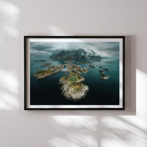 Stampa del campo da calcio delle isole Lofoten, stampa murale di calcio norvegese, poster aereo con drone, foto di paesaggi nordici, belle arti scandinave di Giulio Groebert