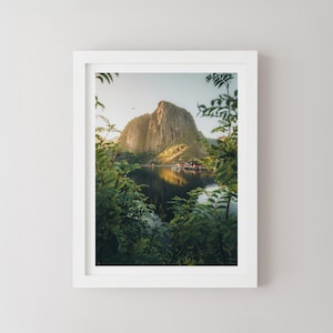 Impresión de Lofoten / Arte mural de paisaje noruego / Póster del fiordo de Hamnøy / Fotografía de naturaleza nórdica / Decoración de montaña escandinava de Giulio Groebert