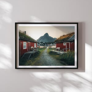Stampa della cabina rossa delle Lofoten / Norvegia Reine Wall Art / Poster del villaggio di pescatori / Foto del paesaggio nordico / Belle arti scandinave di Giulio Groebert
