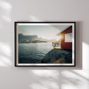 Poster della casa rossa di Lofoten, stampa murale della costa norvegese, stampa di un villaggio di pescatori, foto di un paesaggio nordico, belle arti scandinave di Giulio Groebert