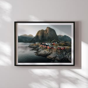 Stampa "Lofoten Red Cabin", stampa murale della costa norvegese, poster di un villaggio di pescatori, foto di un paesaggio nordico, belle arti scandinave di Giulio Groebert