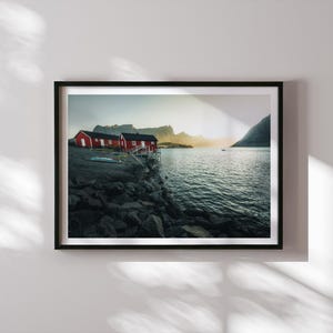 Poster delle case rosse delle isole Lofoten, arte murale della costa norvegese, poster di un villaggio di pescatori, foto di paesaggi nordici, belle arti scandinave di Giulio Groebert