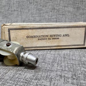 Puede incluir: Un punz&oacute;n de coser combinado vintage con mango de madera y piezas met&aacute;licas. El punz&oacute;n tiene una peque&ntilde;a bobina para hilo y una aguja. El punz&oacute;n est&aacute; en su caja original, que est&aacute; etiquetada "Combination Sewing Awl Patent No. 2060349".
