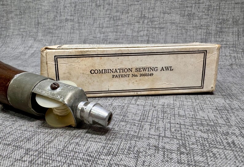 Puede incluir: Un punz&oacute;n de coser combinado vintage con mango de madera y piezas met&aacute;licas. El punz&oacute;n tiene una peque&ntilde;a bobina para hilo y una aguja. El punz&oacute;n est&aacute; en su caja original, que est&aacute; etiquetada "Combination Sewing Awl Patent No. 2060349".