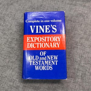 Puede incluir: Un libro azul con el título "Vine's Expository Dictionary of Old and New Testament Words" en texto blanco sobre fondo rojo. El libro está completo en un solo volumen.