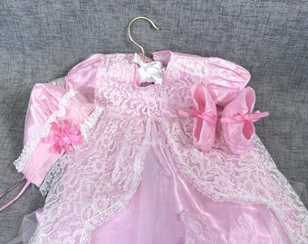 Vestido de bautizo vintage rosa con gorro y patuquitos