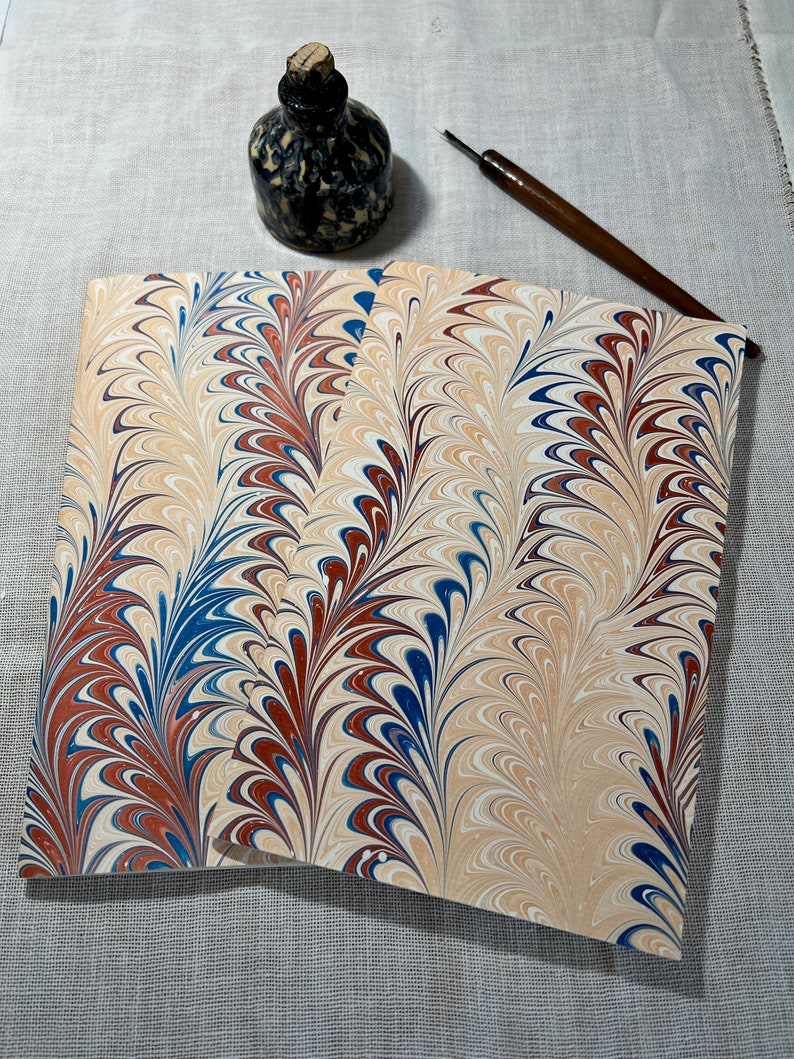 Carnet cousu à la main en papier marbré beige, bleu et rouge image 1