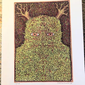 Puede incluir: Una impresi&oacute;n art&iacute;stica que presenta una figura estilizada y antropom&oacute;rfica con un cuerpo texturizado y frondoso en tonos amarillos y verdes. La figura tiene ojos rojos y astas en forma de &aacute;rbol. El fondo es un patr&oacute;n moteado. El nombre del artista, THEO ELLSWORTH, est&aacute; impreso en la parte inferior.