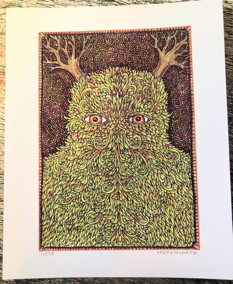 Puede incluir: Una impresi&oacute;n art&iacute;stica que presenta una figura estilizada y antropom&oacute;rfica con un cuerpo texturizado y frondoso en tonos amarillos y verdes. La figura tiene ojos rojos y astas en forma de &aacute;rbol. El fondo es un patr&oacute;n moteado. El nombre del artista, THEO ELLSWORTH, est&aacute; impreso en la parte inferior.