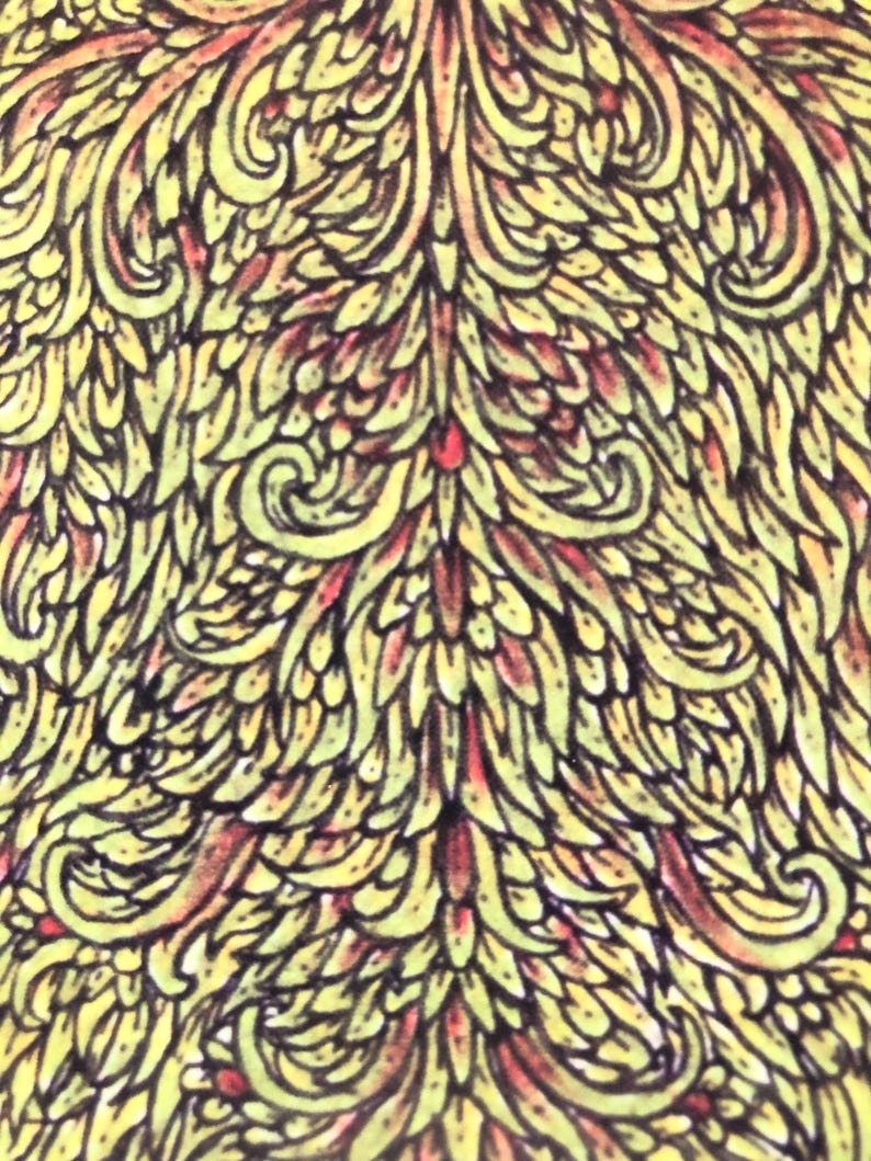 Puede incluir: Primer plano de un patr&oacute;n abstracto detallado en tonos amarillos, rojos y marrones. El dise&ntilde;o presenta una compleja disposici&oacute;n de formas arremolinadas en forma de hojas, creando una apariencia texturizada y org&aacute;nica. La obra de arte tiene una est&eacute;tica vintage, dibujada a mano.