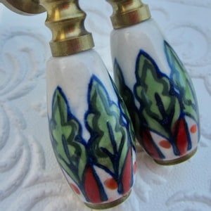 Hand Painted Ceramic Leaf Design Finger Pull in Brass