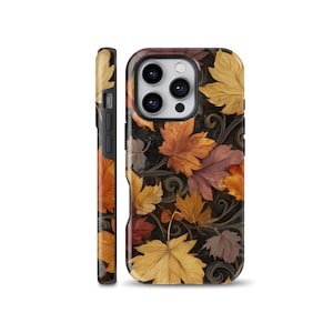 Puede incluir: Una funda de teléfono con un diseño de temática otoñal. La funda presenta un patrón de hojas de otoño en tonos amarillos, naranjas y marrones sobre un fondo oscuro. El lateral de la funda es negro.