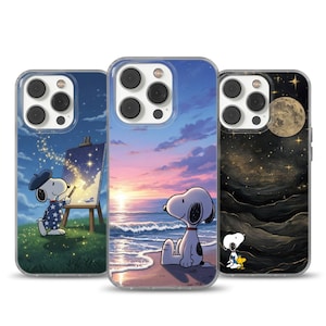 Può includere: Tre custodie per telefono con illustrazioni di Snoopy. Una mostra Snoopy che dipinge stelle, un'altra Snoopy sulla spiaggia e l'ultima Snoopy sotto la luna piena. Ogni custodia ha un bordo trasparente e una finitura lucida.