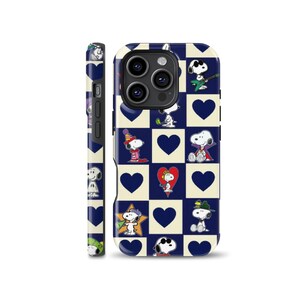 Puede incluir: Una funda de teléfono con un patrón repetido de personajes de Snoopy y corazones azules sobre un fondo a cuadros azul marino y crema. La funda se muestra desde múltiples ángulos, destacando el diseño en la parte delantera y lateral.