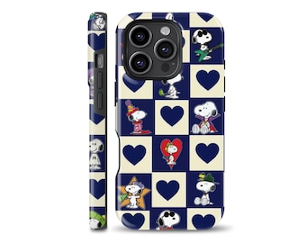 Può includere: Una custodia per telefono con un motivo ripetuto di personaggi di Snoopy e cuori blu su uno sfondo a scacchi blu navy e crema. La custodia è mostrata da più angolazioni, evidenziando il design sulla parte anteriore e laterale.