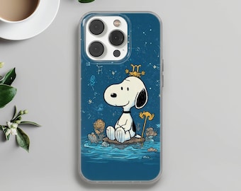 Può includere: Custodia trasparente per telefono con un personaggio dei cartoni animati Snoopy con corona e bastone d'oro, seduto su una zattera di legno in acqua blu. Lo sfondo è un cielo stellato con simboli zodiacali.