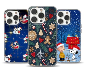 Può includere: Tre custodie per telefono con design a tema natalizio. Una custodia presenta Snoopy e Woodstock con uno sfondo innevato. Un'altra ha un motivo di omini di pan di zenzero, fiocchi di neve e bastoncini di zucchero. La terza custodia mostra Snoopy e i suoi amici con uno sfondo stellato.