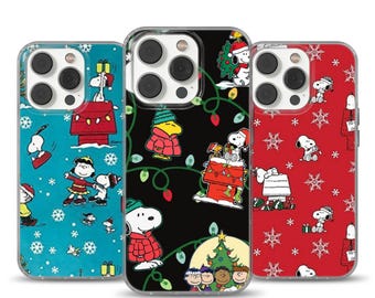 Può includere: Tre custodie per telefono con design natalizi festivi con Snoopy e i suoi amici. Le custodie hanno uno sfondo blu, nero e rosso con fiocchi di neve, Snoopy, Woodstock e Charlie Brown. Ogni custodia ha un design diverso.