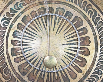 Collier créole texturé en argent sterling avec pendule circulaire en laiton : bijoux géométriques uniques faits main