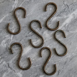 Juego de ganchos en forma de S de bronce macizo - Ganchos de latón envejecido hechos a mano para rieles de cocina - Colgador de ollas y sartenes de estilo antiguo - Ganchos de metal rústico.