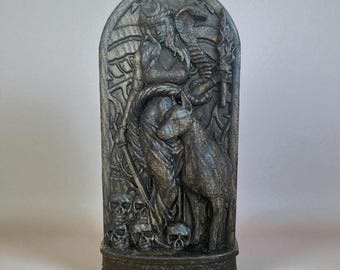 Zwart beeld van Hecate: handgesneden houten altaar voor Griekse godin