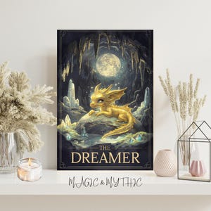 Op de afbeelding: Een gouden draak met een kroon zit op een rots in een grot met een volle maan op de achtergrond. De tekst "The Dreamer" staat onder de draak. De tekst "Magic & Myth" staat onderaan de afbeelding.