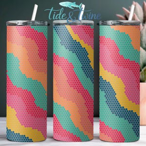 Puede incluir: Tres vasos cilíndricos con pajitas blancas, cada uno con un patrón repetitivo de bandas onduladas diagonales en naranja, turquesa, rosa y amarillo. La superficie está cubierta por una densa cuadrícula de pequeños puntos oscuros.