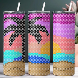 Puede incluir: Tres vasos de acero inoxidable con un diseño geométrico colorido de una palmera, una puesta de sol y una playa. Los vasos son todos del mismo tamaño y tienen una pajita.
