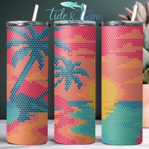 Puede incluir: Tres vasos cilíndricos con tapas y pajitas, con una escena de playa al atardecer pixelada con palmeras en tonos turquesa, naranja, rosa y amarillo. El texto "tide & twine" aparece en la parte superior central con un pequeño icono de tiburón.