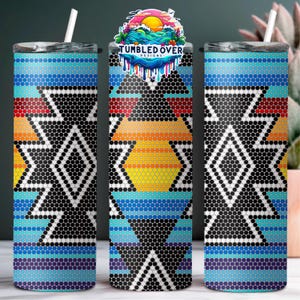 Puede incluir: Tres vasos cilíndricos con tapas y pajitas blancas, con un vibrante patrón de puntos en negro, azul, naranja y rojo. El vaso central muestra un logotipo con el texto Tumbled Over Designs y un gráfico colorido de una puesta de sol.