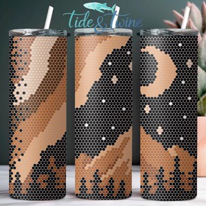 Puede incluir: Tres vasos cilíndricos con tapas y pajitas, con un patrón geométrico de panal en negro, beige y marrón. El diseño representa un paisaje nocturno con una luna creciente, estrellas y siluetas de pinos frente a una cadena montañosa.