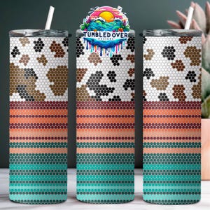 Puede incluir: Tres vasos cilíndricos con tapas y pajitas que presentan un patrón de panal blanco sobre un estampado de vaca marrón y negro en la mitad superior y rayas horizontales de puntos naranjas, melocotón y verde azulado con un logotipo.