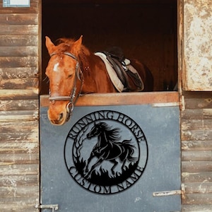 Enseigne d&#39;art murale en métal personnalisée cheval, enseigne suspendue en métal cheval, nom de ferme équestre, décoration de ferme, enseigne personnalisée de ranch de chevaux, décoration d&#39;écurie