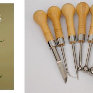 Könnte beinhalten: Ein Buch mit dem Titel "MAKING SILK FLOWERS" mit einer Illustration einer burgunderroten Rose. Daneben ein Satz von acht Werkzeugen mit Holzgriffen und Metallspitzen, darunter eine gebogene Klinge und kugelförmige Enden, zum Basteln.