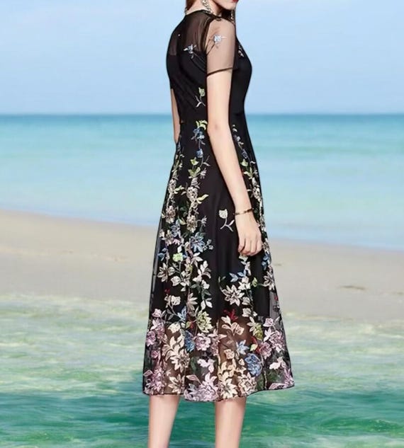 ラウンドネックと繊細な刺繍が施されたヴィンテージ風の膝丈メッシュ