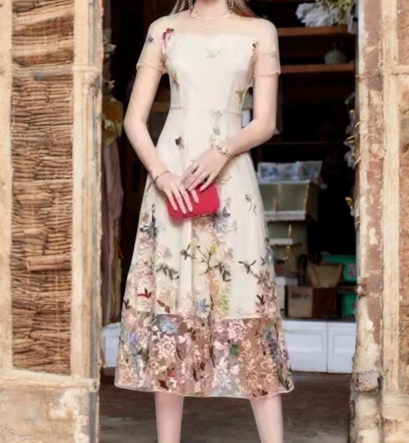 ラウンドネックと繊細な刺繍が施されたヴィンテージ風の膝丈メッシュ