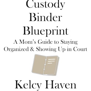 Könnte beinhalten: Buchcover mit einer Illustration eines braunen Ordners und dem Titel "The Custody Binder Blueprint: A Mom's Guide to Staying Organized & Showing Up in Court" von Kelcy Haven. Der Untertitel lautet "Hinweis: Dieses Buch ist in einer "Mutter-zu-Mutter"-Stimme geschrieben, weil das meine persönliche Erfahrung ist. Die Strategien, Tools und Dokumentationstipps können für alle liebenden Eltern funktionieren, unabhängig vom Geschlecht. Egal, ob Sie ein Vater, Großelternteil, Pflegeelternteil oder Vormund sind - Sie sind hier willkommen. Wenn Sie für Ihr Kind da sind, ist dieses Buch für Sie. Bitte suchen Sie nach "A Caregivers Guide" für eine geschlechtsneutrale Version."