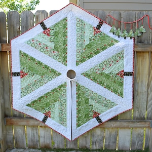 Log Cabin Tree Quilted Tree Skirt & Ornaments pattern image 1