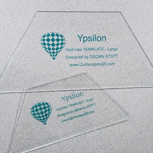 Peut inclure: Deux gabarits de quilting en acrylique transparent. Le plus grand indique "Ypsilon Half-Hex TEMPLATE - Large" avec un motif de montgolfière turquoise. Le plus petit indique "Ypsilon Half-Hex TEMPLATE - Small". Les deux gabarits sont conçus par DEONN STOTT.