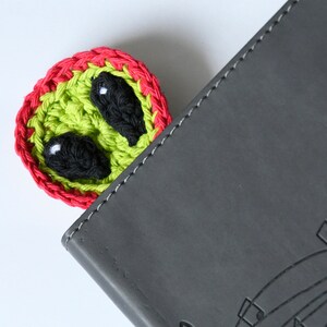crochet alien bookmark, handmade sci fi bookmark, reading accessories, book lover gift