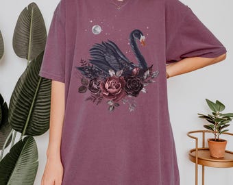 Vintage Black Swan T-shirt met bloemencomfort kleuren, Whimsigoth Gothic T-shirt