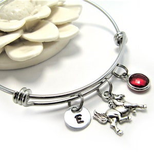 Bracelet cheval personnalisé, bijoux cheval, cadeau pour amoureux des chevaux, jonc breloque cheval, bracelet breloque cheval, bracelet cheval qui court, jonc cheval