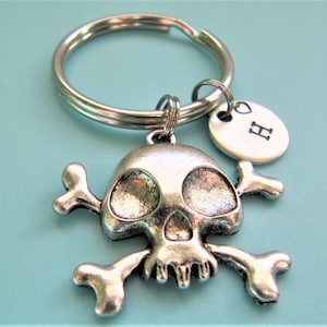 Schädel und gekreuzten Knochen Schlüsselanhänger, Scull Schlüsselanhänger Skelett Schlüsselanhänger, personalisierte Schlüsselanhänger, Schlüsselanhänger mit Charms, Schädel und Knochen-Schlüsselanhänger