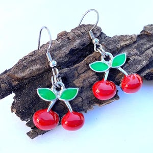 Rote Kirsche Ohrringe, Kirsche Schmuck, hypoallergene Edelstahl Haken Ohrringe, Kirsche baumeln Ohrringe, Frucht Ohrringe